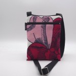 Pieni olkalaukku Kaali, taskulla