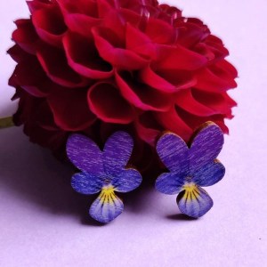 Viola tricolor -nappikorvakorut
