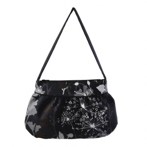 Musta pohjaväri vaaleat kuviot laukku