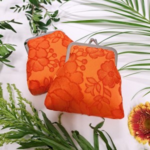 Oranssit kukat kehyskukkaro