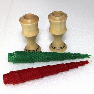 Mehiläisvahakynttilä jalalla