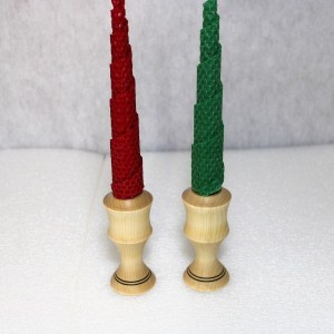 Mehiläisvahakynttilä jalalla