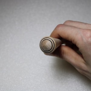 Puinen hunajahyrrä koivusta