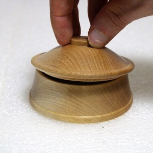 Korurasia  - Puinen rasia kannella