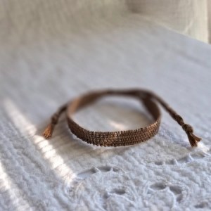 Käsin kudottu pellavarannekoru