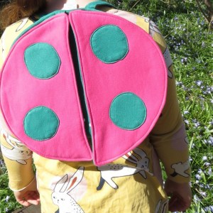 Pinkki-vihreät leppäkertun siivet